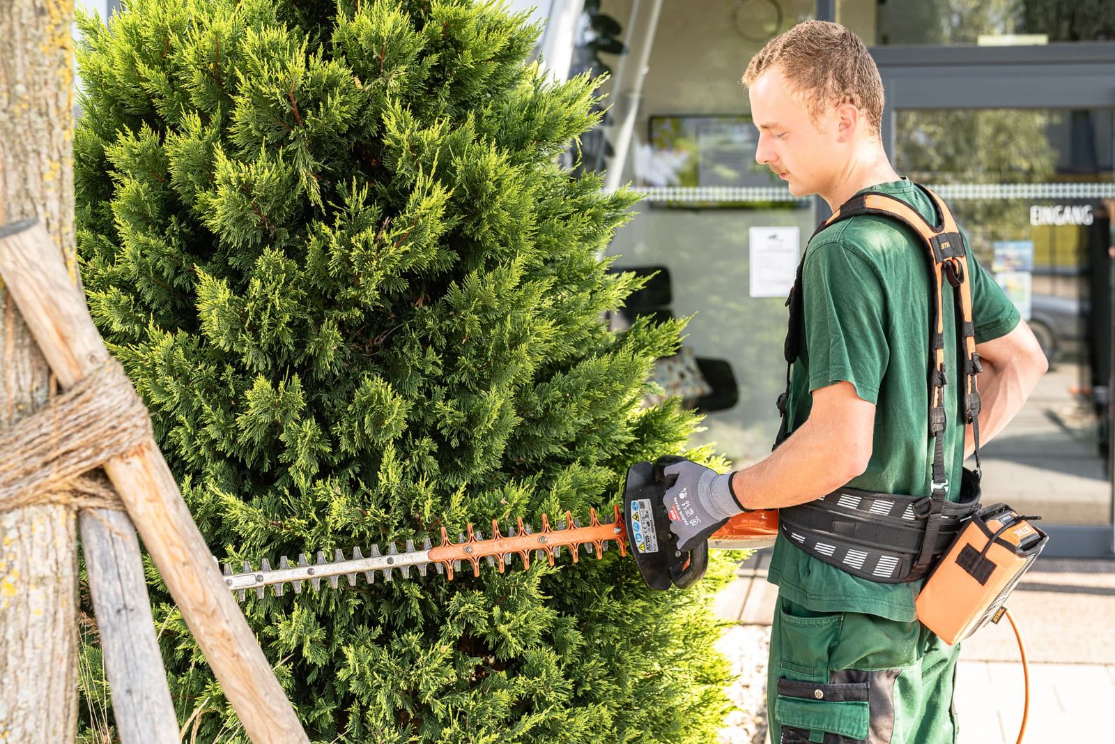 Mitarbeiter der WENG GmbH beim Heckenschnitt mit Akku-Heckenschere
