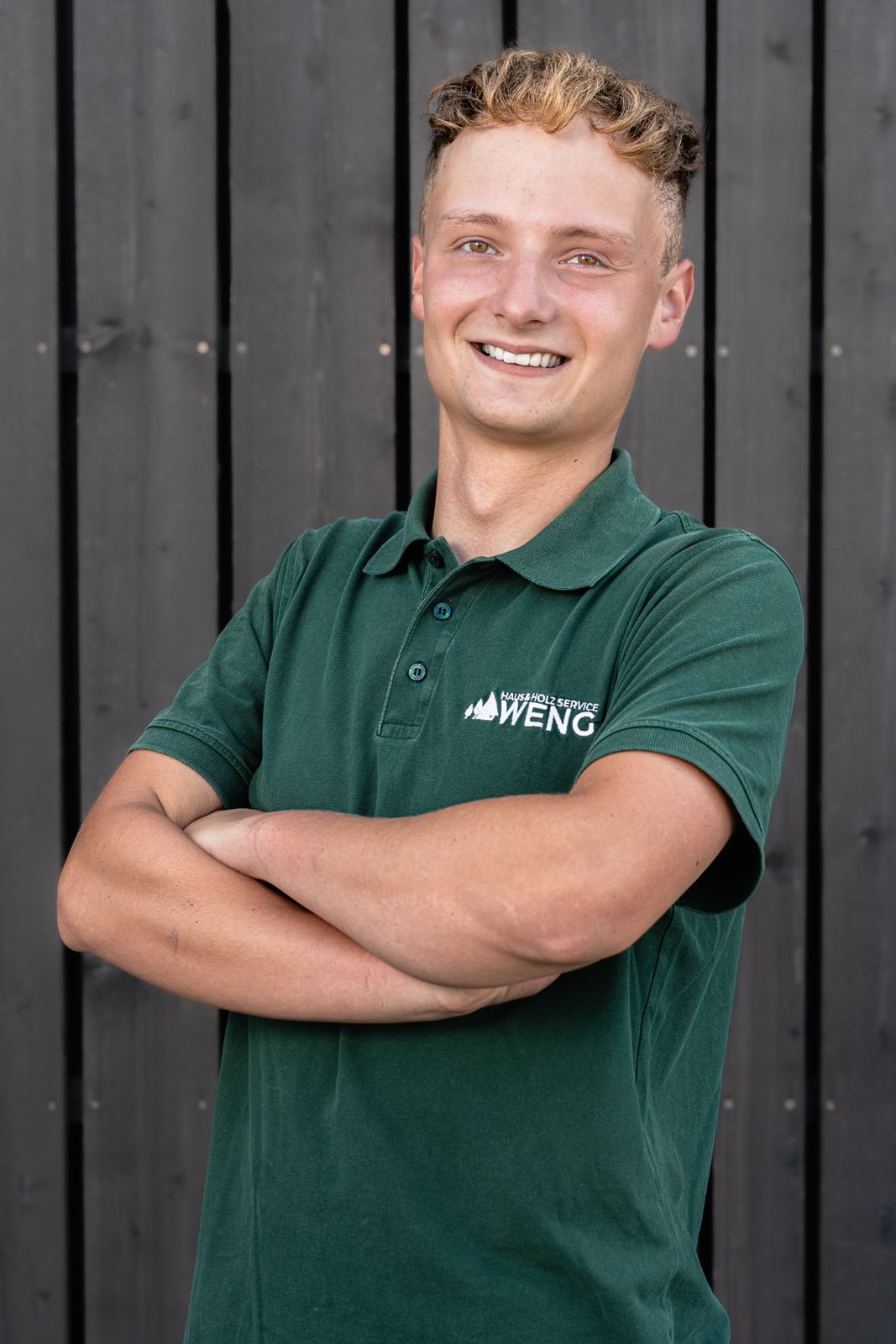 Mitarbeiter der WENG GmbH im Teamshirt vor dem Servicefahrzeug