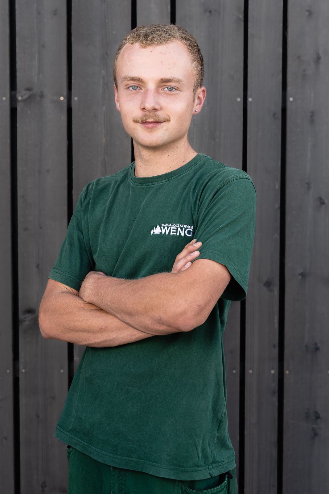 Mitarbeiter der WENG GmbH im Teamshirt bei der Arbeit